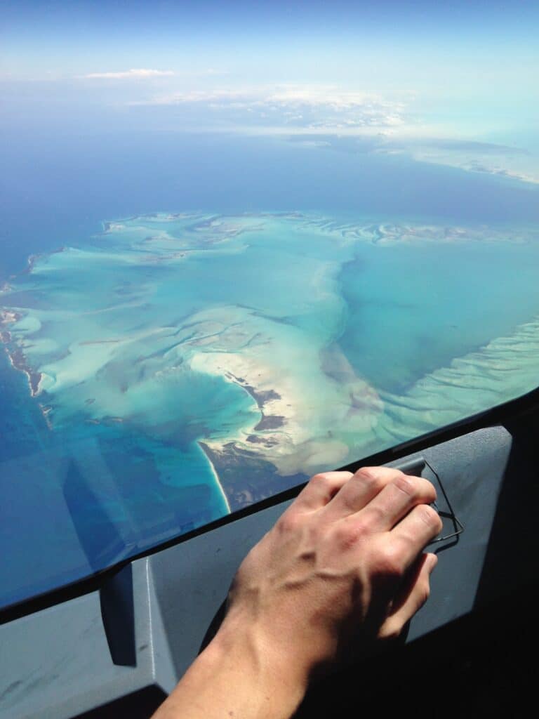 De Bahama’s op weg naar Havana, Cuba, gezien vanuit het cockpitraam