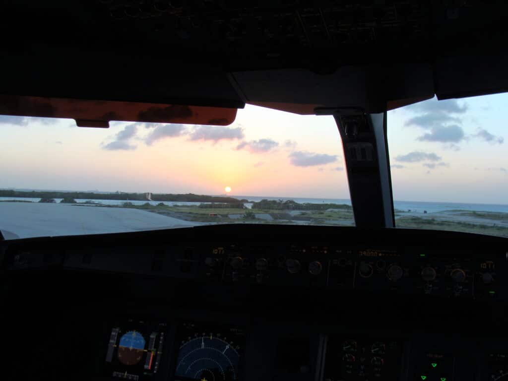 Zonsondergang boven Aruba, gezien vanuit de cockpit